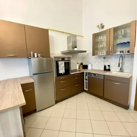 Two Bedroom Floor With Balcony Appartamento
